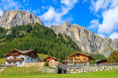 Colfosco, Dolomites dağlar, İtalya - 26 Eylül 2013: South Tyrol köyde Colfosco Alp evlerin görünümü. İtalyanca Alps Avrupa'da popüler bir turizm vardır.