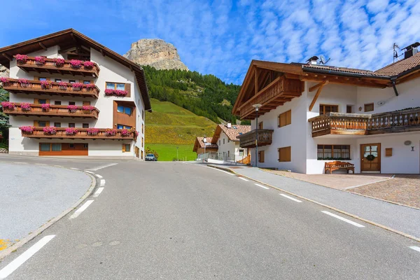 Jalan Desa Colfosco Dengan Rumah Tradisional Alpen Dihiasi Dengan Bunga — Stok Foto