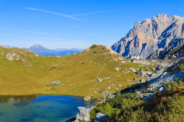 Alpské Jezero Podzim Pohoří Dolomity Itálie — Stock fotografie