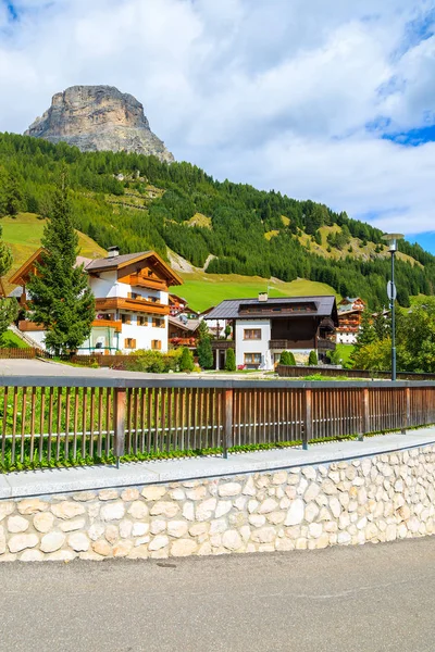 Ulice Tradiční Alpské Domy Letní Krajina Pohoří Dolomity Obce Colfosco — Stock fotografie