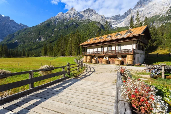Stabilny Zielonej Doliny Alpejskiej Dolomity Włochy — Zdjęcie stockowe