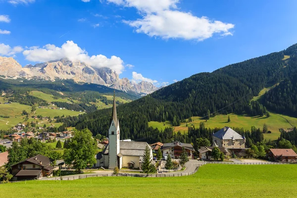 Vista Iglesia Del Pueblo Villa Las Montañas Dolomitas Italia —  Fotos de Stock