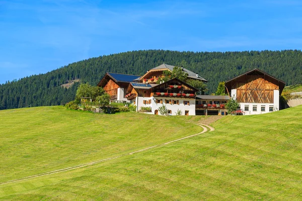 Gård Hus Kulle Val Funes Berget Dalen Dolomiterna — Stockfoto