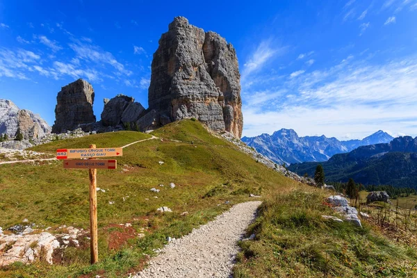 イタリア ドロミテの山々 チンクエ トーリへのパス上の歩道の標識 — ストック写真