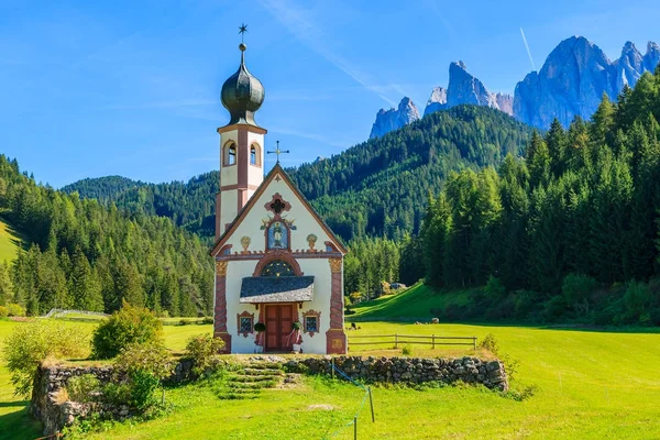 Kostel Santa Maddalena Alpské Vesnice Hory Dolomity — Stock fotografie
