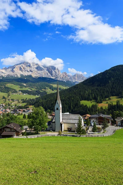 Vue Sur Église Village Villa Dans Les Dolomites Italie — Photo