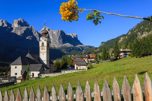 Pohled Církve Vesničce Colfosco Slunečný Den Horami Pozadí Trentino Alto — Stock fotografie