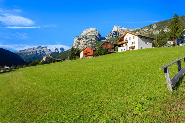 緑の草原とラ ヴィラ村 イタリア ドロミテの山々 に高山の家 — ストック写真