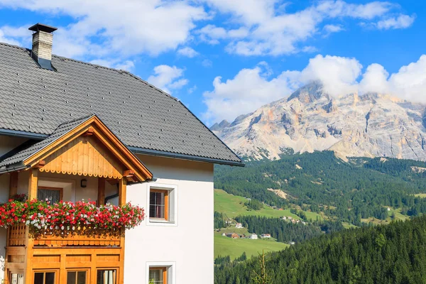 イタリア ドロミテの山々 ヴィラ村で高山の家 — ストック写真