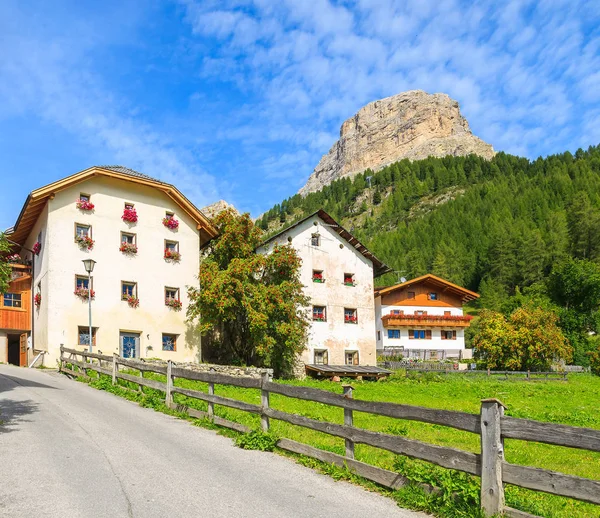 Malownicze Drogi Tradycyjne Domki Alpejskie Krajobraz Lato Dolomity Włochy — Zdjęcie stockowe