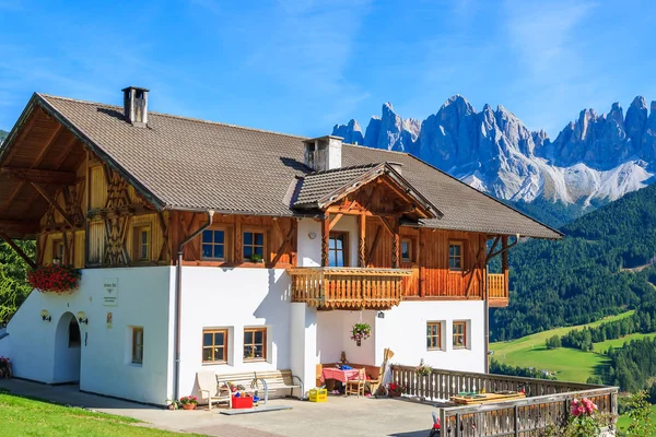 Dům Alpském Údolí Val Funes Hory Dolomity Itálie — Stock fotografie