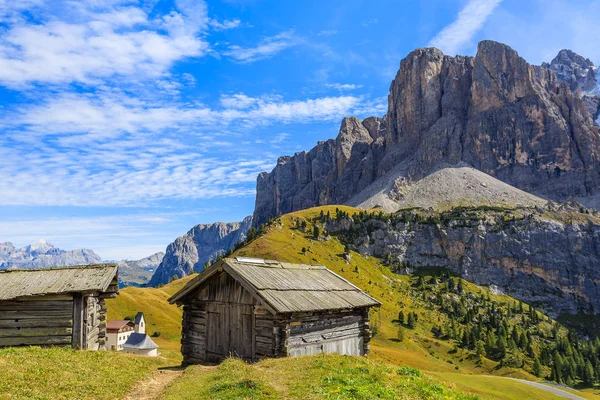 Passo Gardena Dolomites Dağlarda South Tyrol Talya Eski Ahşap Kulübeler — Stok fotoğraf