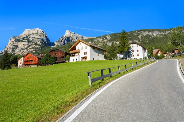 Zelená Louka Domy Silnice Alpské Vesnici Villa Hory Dolomity Itálie — Stock fotografie