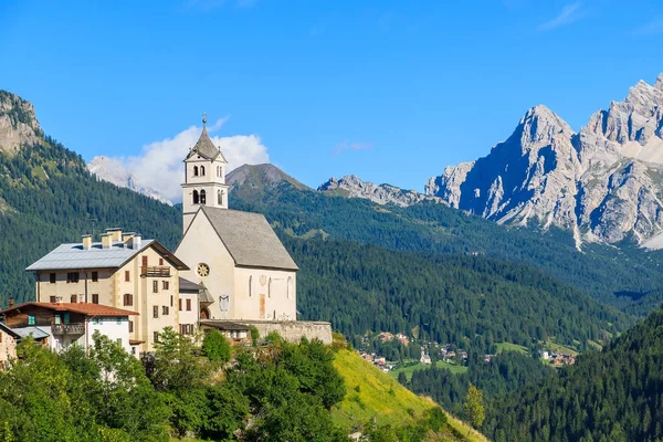 Pohled Kostel Obci Pian Pohoří Dolomity Itálie — Stock fotografie