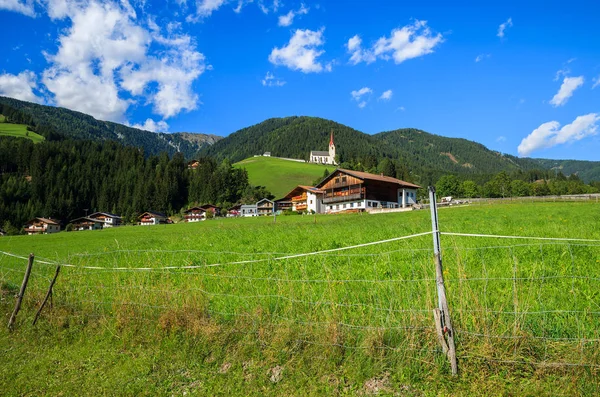 Зеленый Луг Альпийские Домики Деревне Штрассен Австрия — стоковое фото