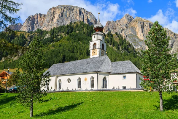 Kościół Alpejskiej Wiosce Colfosco Dolomity Włochy — Zdjęcie stockowe
