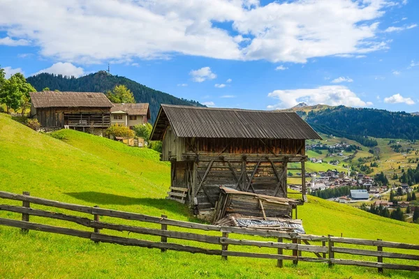 イタリア ドロミテの山々 晴れた日にアルプスの村の緑の牧草地の伝統的な木造の納屋 — ストック写真