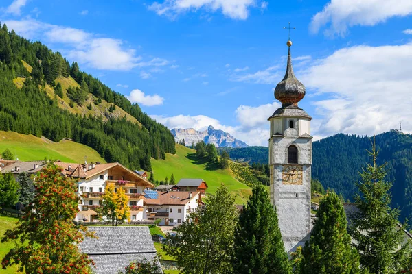 Kyrkan Colfosco Solig Dag Med Dolomiterna Bakgrunden Södra Tyrol Italien — Stockfoto