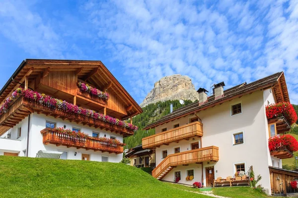 Tradiční Alpské Domy Červenými Květy Balkony Létě Krajině Pohoří Dolomity — Stock fotografie