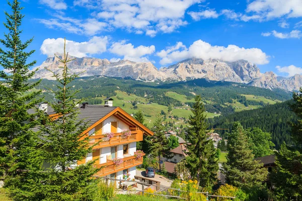 イタリア ドロミテの山々 ヴィラ村で高山の家 — ストック写真