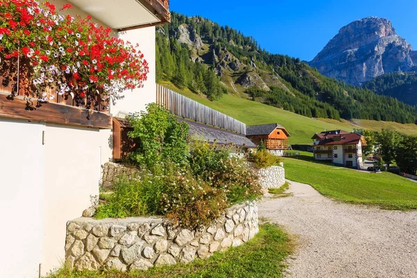 日当たりの良い夏の日 イタリア ドロミテの山々 コルフォスコ山村高山住宅田園風景 — ストック写真