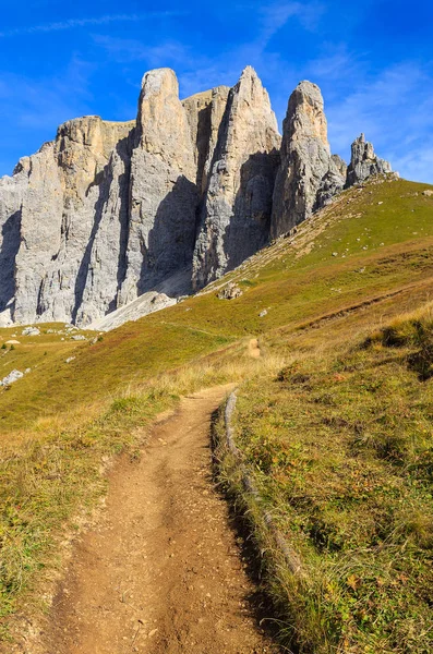 意大利白云石山帕苏丰杜 Sassolungo 的徒步旅行路线 — 图库照片