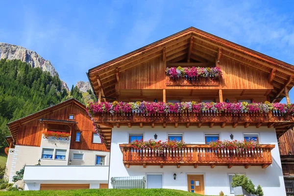 Tradiční Alpský Dům Květinami Balkóně Letní Krajina Dolomity Pohoří Alpy — Stock fotografie