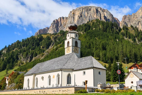 Kościół Alpejskiej Wiosce Colfosco Dolomity Włochy — Zdjęcie stockowe