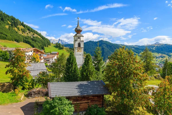 Pohled Kostel Alpské Vesničce Colfosco Pohoří Dolomity Itálie — Stock fotografie