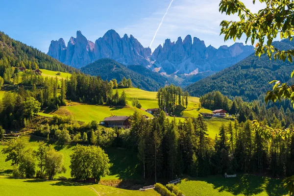 Πράσινη Κοιλάδα Santa Maddalena Εκκλησία Του Χωριού Val Funes Βουνά — Φωτογραφία Αρχείου