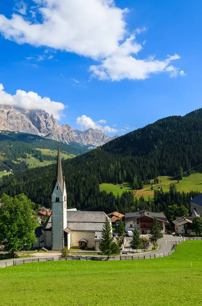 Pohled Villa Vesnický Kostel Pohoří Dolomity Itálie — Stock fotografie