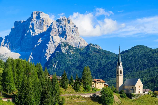 ドロミテの山々 イタリアの教会とピアン村の風景 — ストック写真