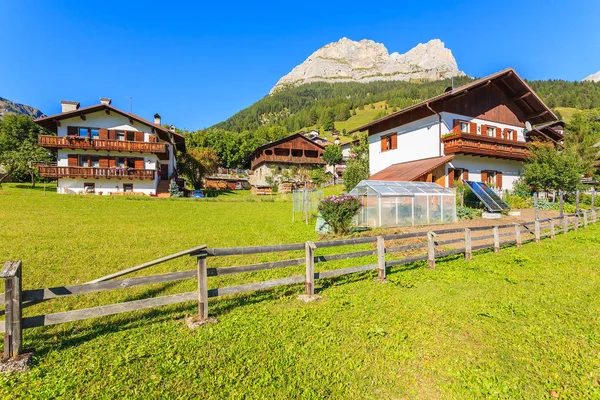 Typiska Hus Alpina Byn San Vito Cadore Dolomiterna Solig Sommardag — Stockfoto