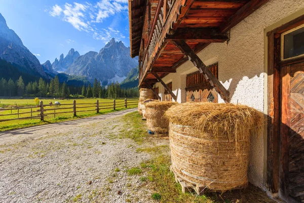 干し草俵と山 Fischleintal バレー ドロミテの山々 南チロル イタリアで安定 — ストック写真