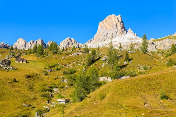 ガルデーナ峠 イタリアの近くドロミテ山脈の高山の谷の眺め — ストック写真