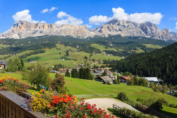 Kilátás Nyílik Villa Alpesi Faluban Hegyek Dolomitok Olaszország — Stock Fotó