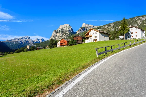 绿色草甸与房子和路在高山村庄 白云岩山 意大利 — 图库照片