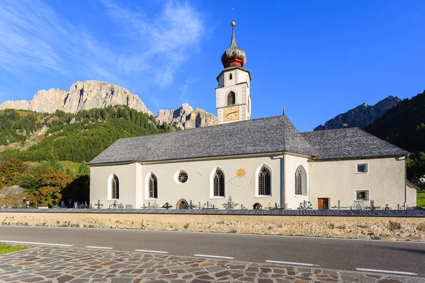 Církevní Budova Alpské Vesnici Slunečný Letní Den Colfosco Hory Dolomity — Stock fotografie