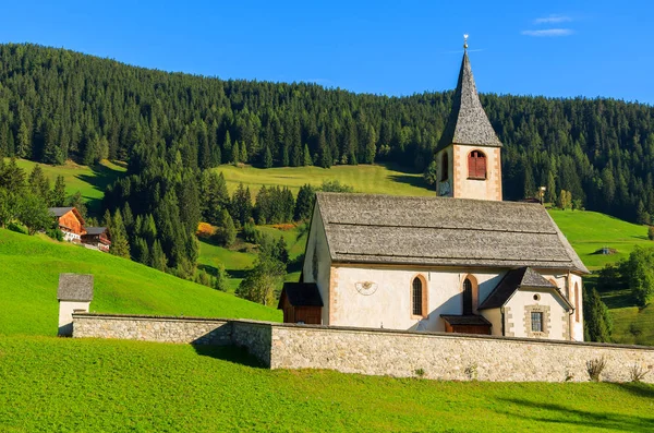 Eglise Sur Prairie Verte Dans Les Dolomites Été Italie — Photo