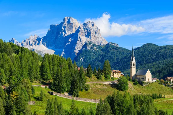 Widok Pian Wieś Kościołem Dolomity Włochy — Zdjęcie stockowe