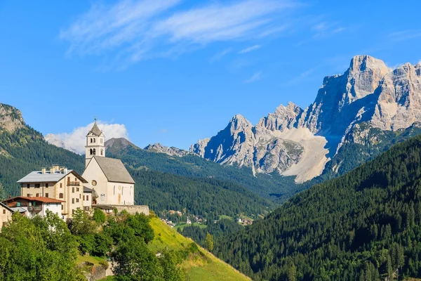 セルヴァ カドーレと美しい山のビュー 南チロル ドロミテの山々 イタリアに近いピアンの村の丘の上に教会 — ストック写真
