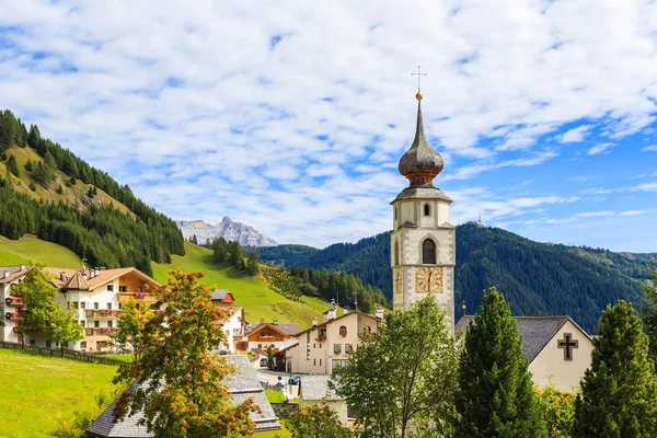 Vista Torre Iglesia Pueblo Alpino Colfosco Las Montañas Dolomitas Italia —  Fotos de Stock