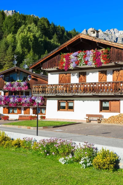 Alpine Houses Cortina Ampezzo Village Dolomites Mountains — Stock Photo, Image