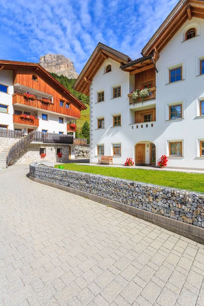 Street Traditional Alpine Houses Colfosco Alpine Village Dolomites Mountains Italy — Stock Photo, Image