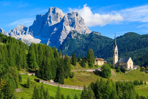 ドロミテの山々 イタリアの教会とピアン村の風景 — ストック写真