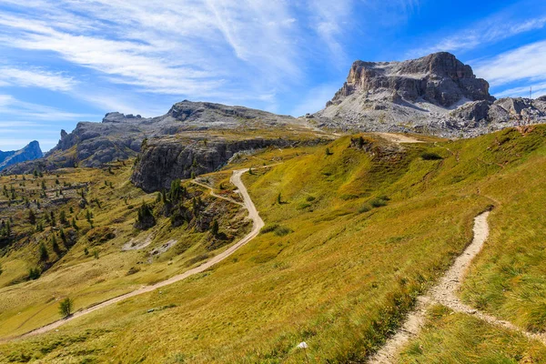 Wunderschöne Berglandschaft Und Wanderwege Der Nähe Von Cinque Torri Felsenformation — Stockfoto