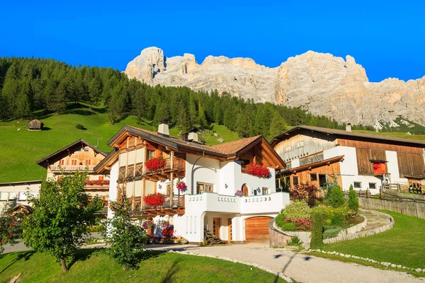 Domy Vesnici San Cassiano Pohoří Dolomity Itálie — Stock fotografie