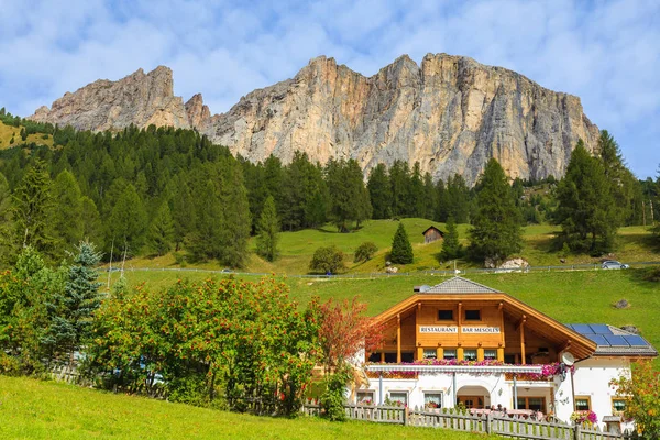 Gardena Pass Italia Sep 2013 Edificio Restaurantes Alpinos Cerca Del —  Fotos de Stock