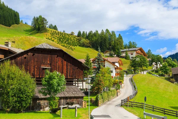 コルフォスコ イタリア 2013 コルフォスコ 晴れた日 ドロミテの山々 に高山の村の通りに沿って民家 イタリア北部は牧歌的な山の村で知られて — ストック写真