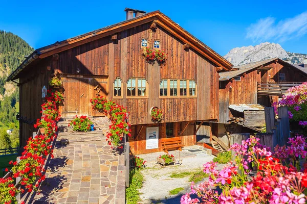 Типичные Деревянные Дома Украшенные Цветами Альпийской Деревне Сан Вито Кадоре Стоковое Изображение